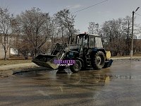 Сотрудники "Благоустройства" приводят в порядок улицы родного города