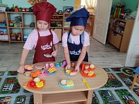 Воспитанники детского сада поздравили поваров с профессиональным праздником