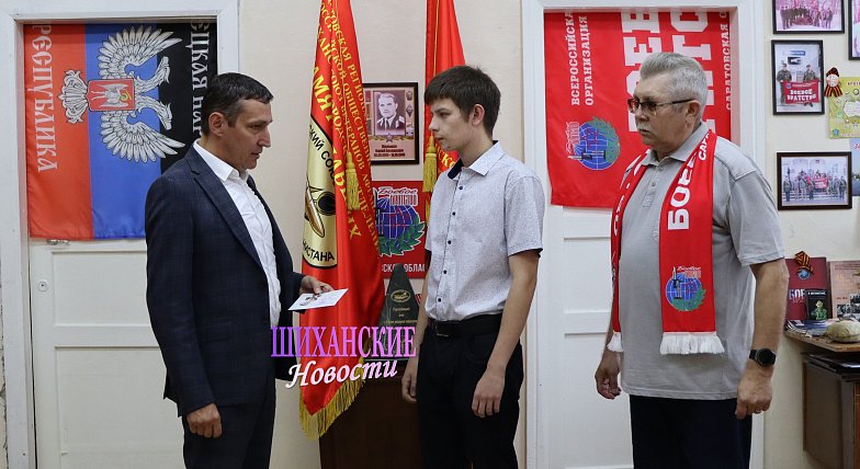 Антон Лещенко вручил памятный знак сыну погибшего защитника Отечества