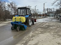 Коммунальная техника начала весеннюю уборку улиц